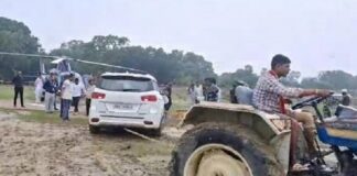 तेजस्वी यादव की गाड़ी कीचड़ में फंसी