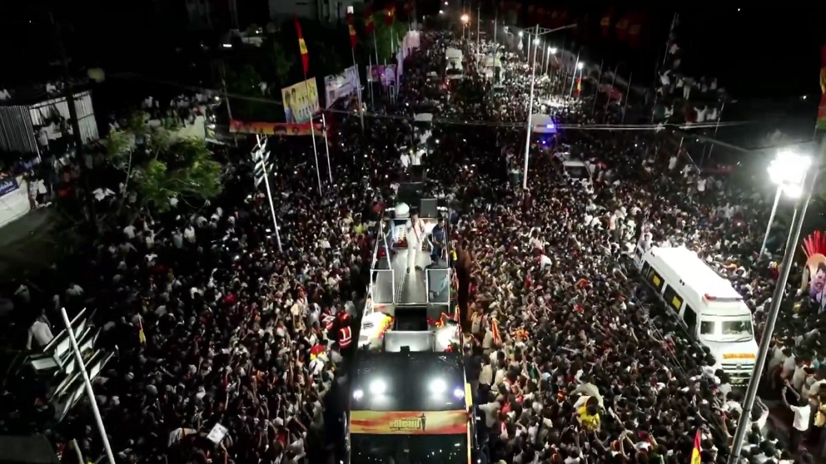 Tamil Nadu Stampede : एक्टर विजय की सभा में भगदड़, 29 से ज्यादा लोगों की मौत की आशंका, करूर में मचा हड़कंप Tamil Nadu Stampede : एक्टर विजय की सभा में भगदड़, 29 से ज्यादा लोगों की मौत की आशंका, करूर में मचा हड़कंप Tamil Nadu Stampede 1
