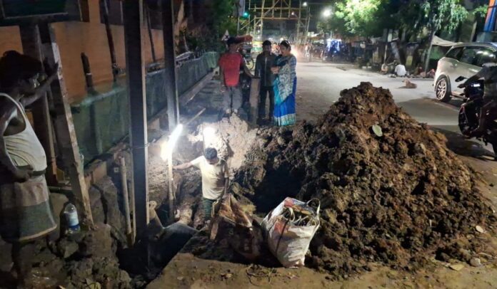 work जलापूर्ति पाइप की मरम्मत शुरू