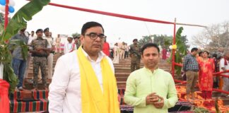 Bhagalpur News : भागलपुर में कमिश्नर और डीएम ने दिया उदीयमान सूर्य को अर्घ्य कमिश्नर और डीएम ने दिया उदीयमान सूर्य को अर्घ्य