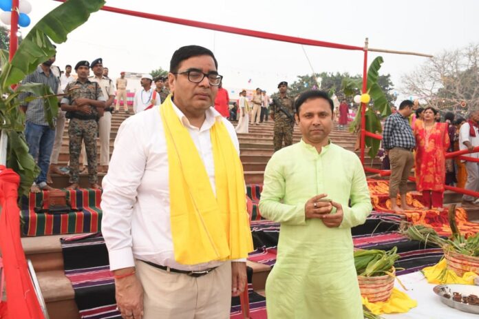 Bhagalpur Commissioner and DM कमिश्नर और डीएम ने दिया उदीयमान सूर्य को अर्घ्य