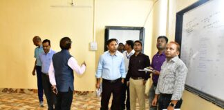 डीएम ने वज्रगृह में ईवीएम की सुरक्षा का किया निरीक्षण