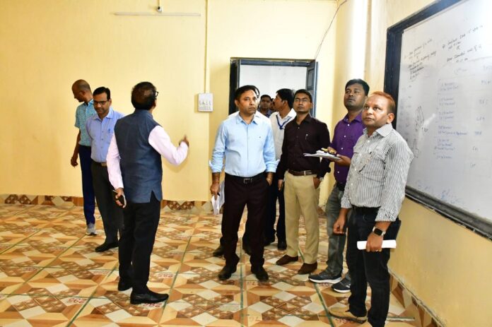 डीएम ने वज्रगृह में ईवीएम की सुरक्षा का किया निरीक्षण
