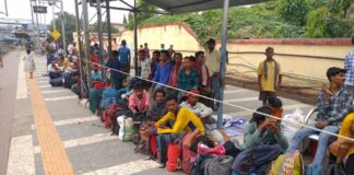 Bhagalpur : छठ बाद बढ़ी भीड़, रेलवे ने अपनाया नंबरिंग सिस्टम; विक्रमशिला और अंग एक्सप्रेस में यात्रियों को मिली राहत रेलवे ने अपनाया नंबरिंग सिस्टम