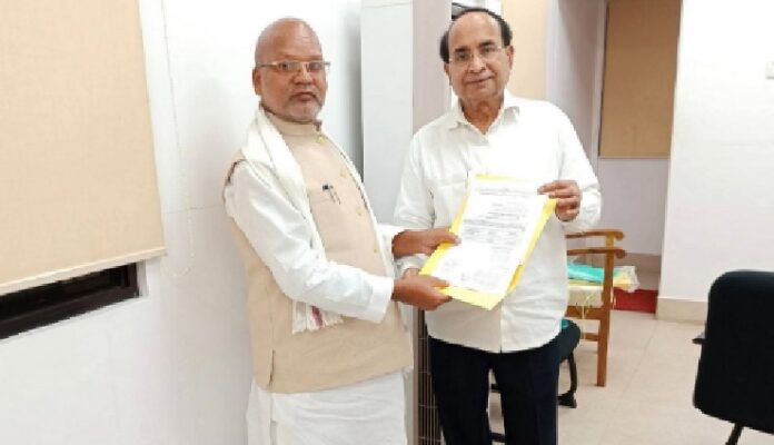 नाराज नीतीश ने बांटे सिंबल