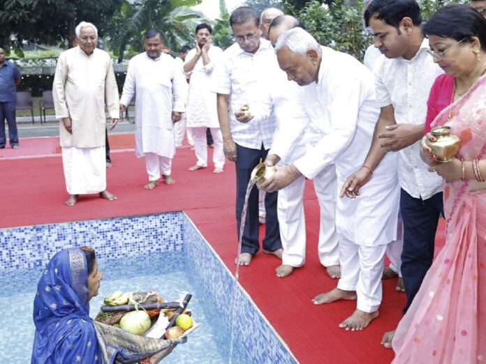 Chhath Puja 2025 CM नीतीश ने अपने आवास पर दिया शाम का अर्घ्य