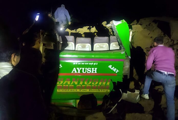 हिमाचल में बस पर गिरा पहाड़
